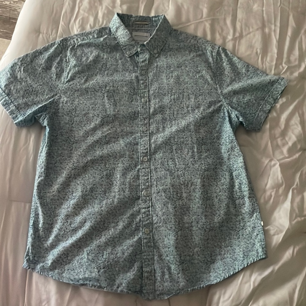 Men’s blue and white pattern short sleeve button up